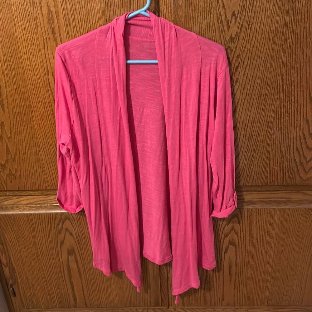 Pink fabric buttonless cardigan with button adjustment on sleeves